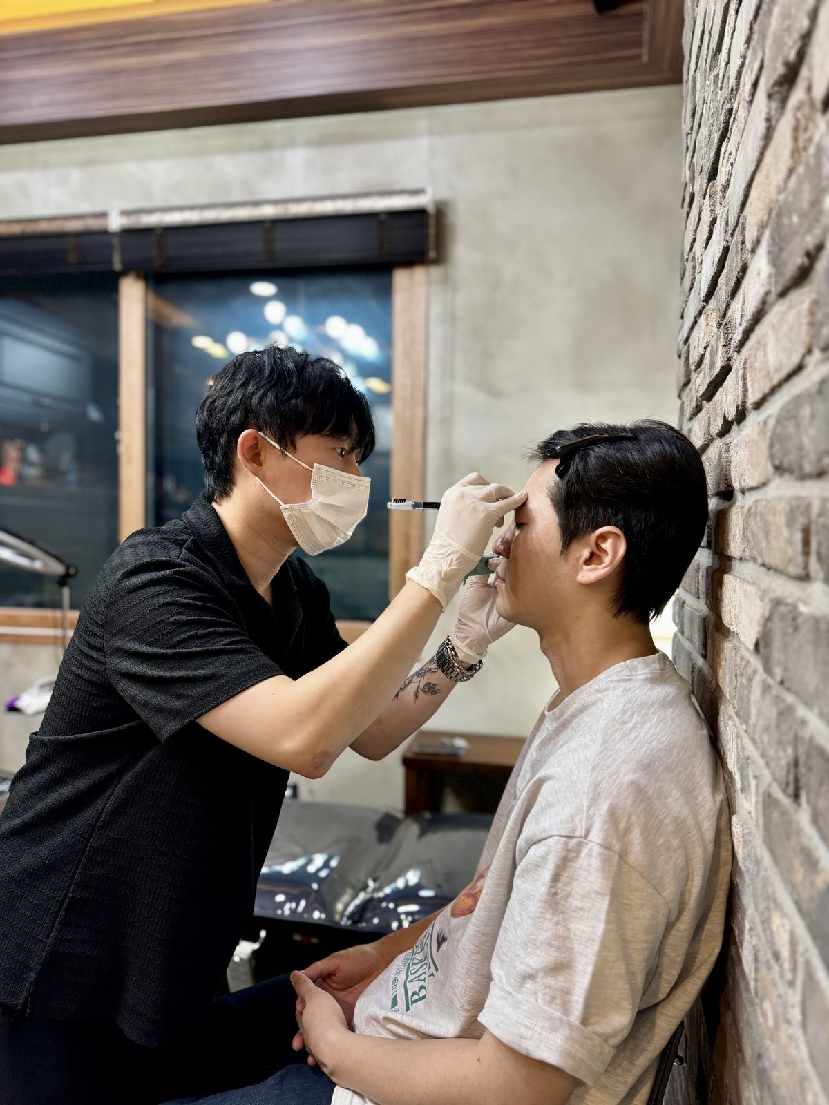 시술 전 눈썹 결을 정리하는 베르니체 원장
